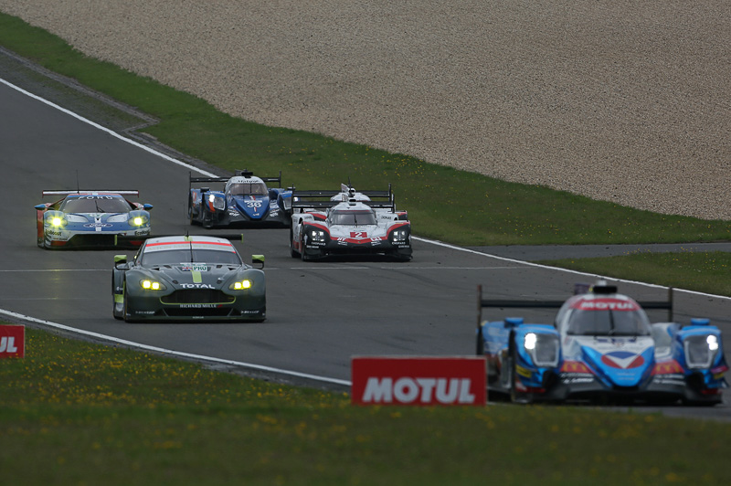 周回遅れをパスしていくポルシェ 919 Hibrid の2台