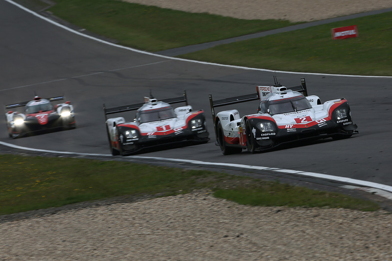 中盤のポルシェ 2号車、ポルシェ 1号車、トヨタ 7号車