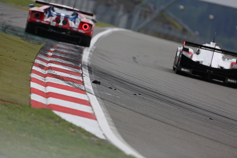 タイヤかすやタイヤ痕が残るコース上