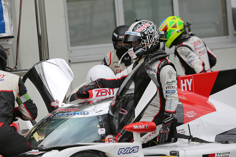 トヨタ 7号車、マイク・コンウェイ選手から交代する小林可夢偉選手