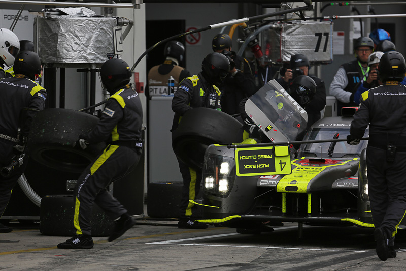 LMP1クラス、ニスモエンジンのバイコレス レーシングチームのピット作業