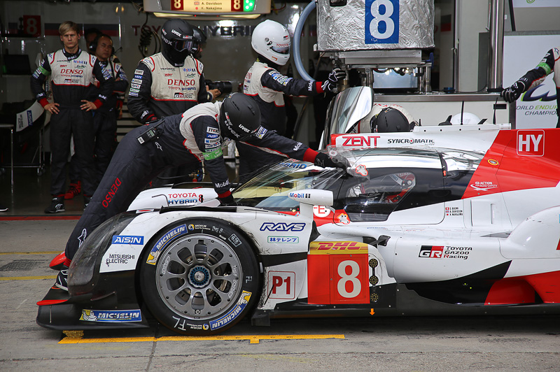 ピット作業のトヨタ 8号車 中嶋一貴選手