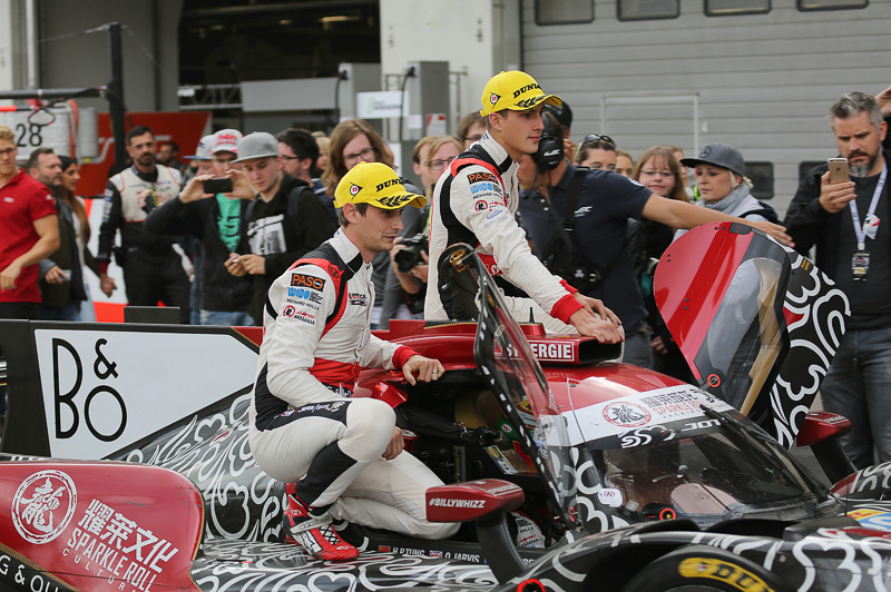 LMP2クラス、ル・マン24時間レースのクラス優勝に続き、クラス優勝したジャッキー・チェン DC レーシングチームのオリバー・ジャービス選手（左）、トーマス・ローレン選手（右）