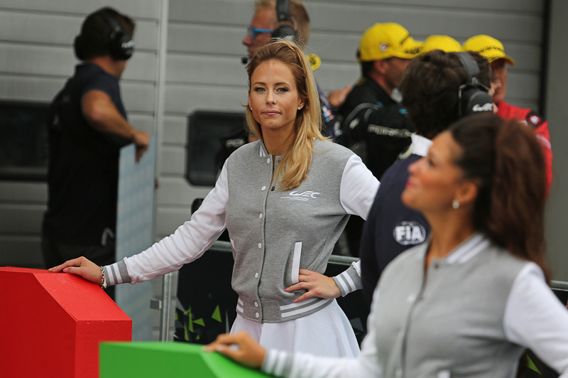 サインを持つガール