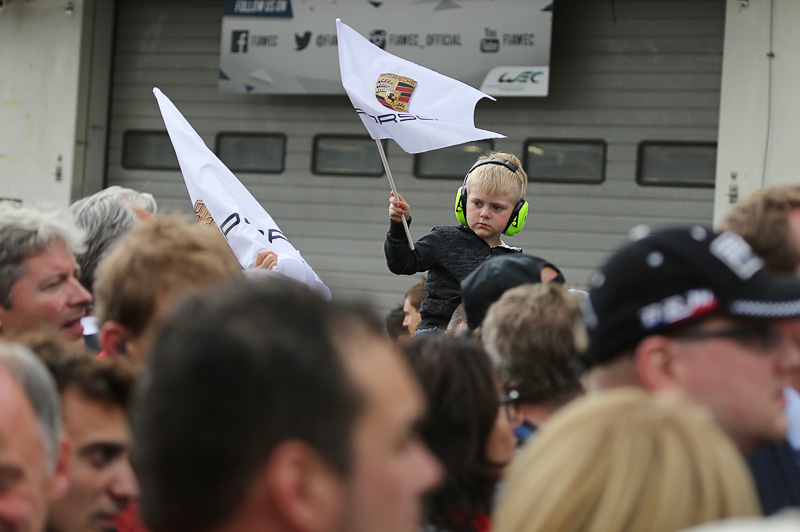 ポルシェを応援する子供