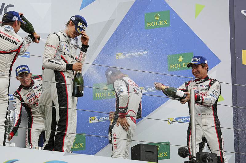 シャンパンファイトを楽しむ小林可夢偉選手ら