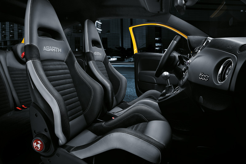 2017年2月のマイナーチェンジから「カーボンシェルタイプ」のフロントシートを採用