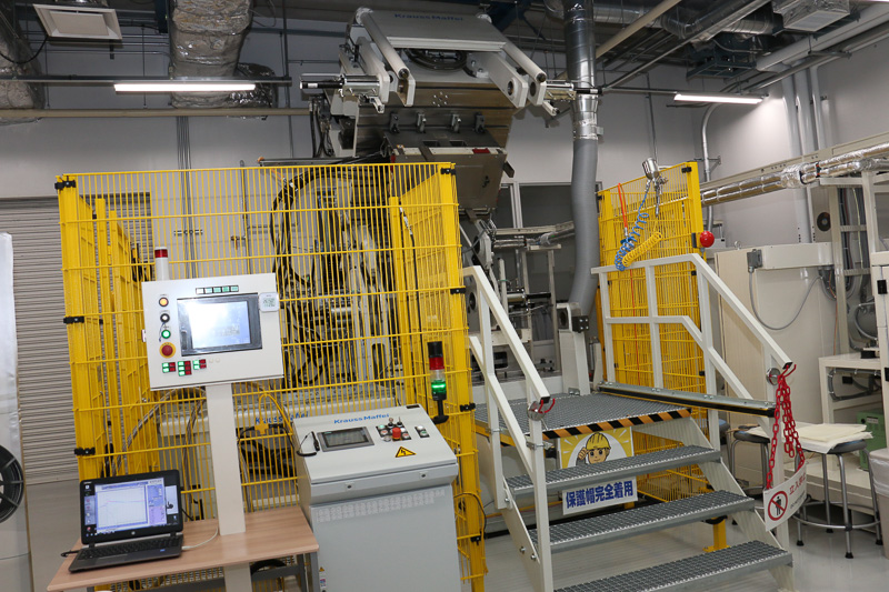 ヘンケルジャパンの新施設「コンポジットラボ（横浜）」の中心的機材となる大型成形機