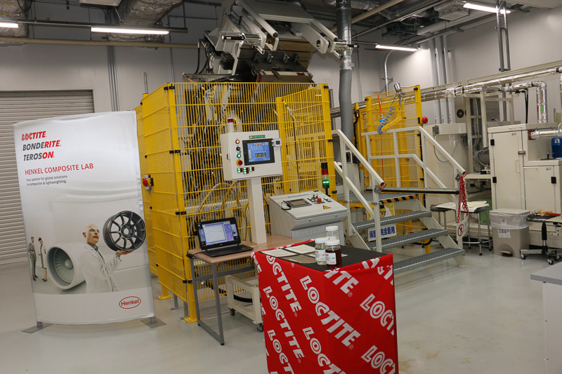 コンポジットラボで実際のFRP成型を行なう大型成形機。HP-RTM（高圧樹脂トランスファー成形システム）を採用し、型締力は380t。1回の作業を約2分で完了させる