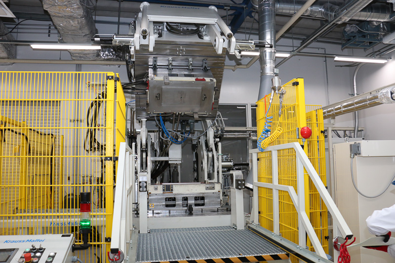 コンポジットラボで実際のFRP成型を行なう大型成形機。HP-RTM（高圧樹脂トランスファー成形システム）を採用し、型締力は380t。1回の作業を約2分で完了させる