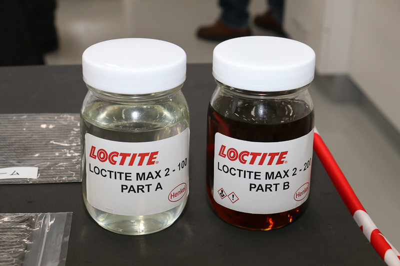 成型実演ではポリウレタン2液型のコンポジット用マトリックスレジン「Loctite MAX 2」が使われた