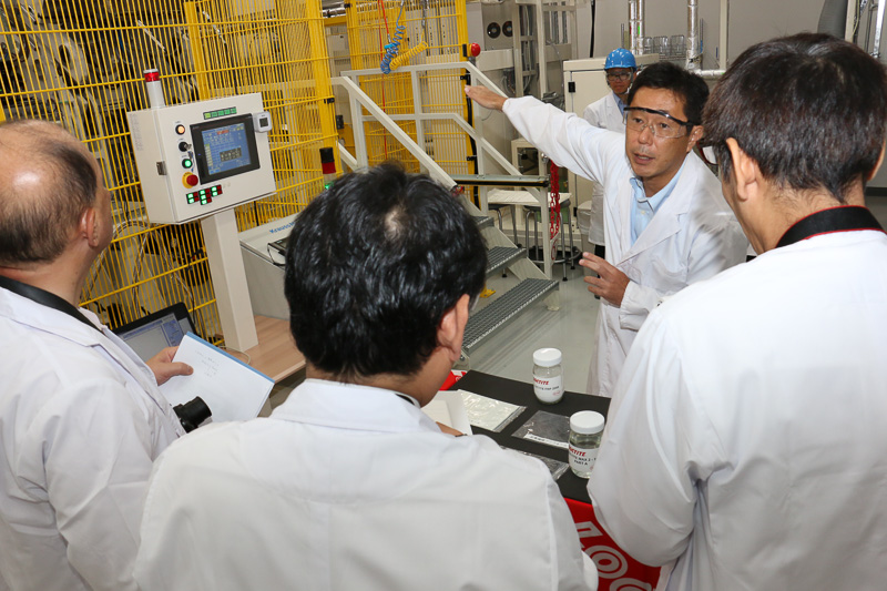 集まった取材陣に大型成形機や作業手順、製品のポイントなどを解説