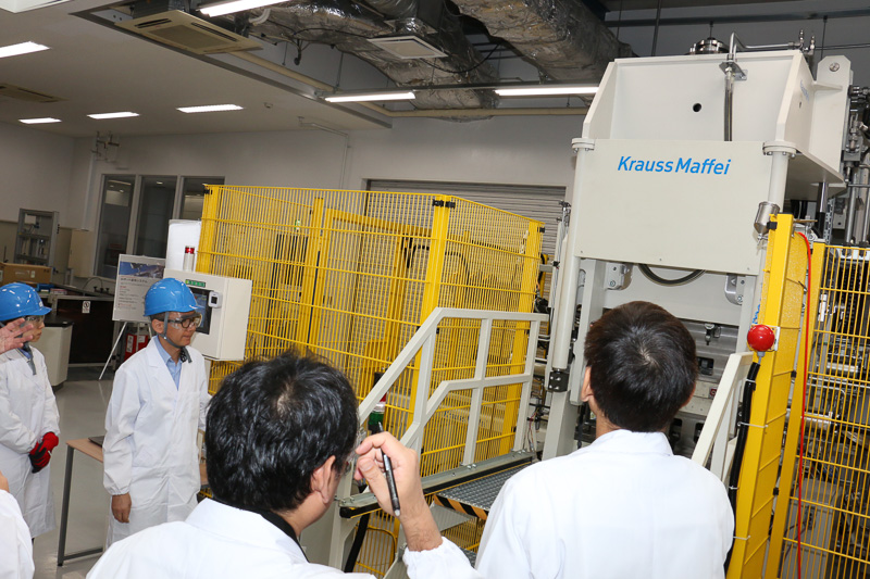 集まった取材陣に大型成形機や作業手順、製品のポイントなどを解説