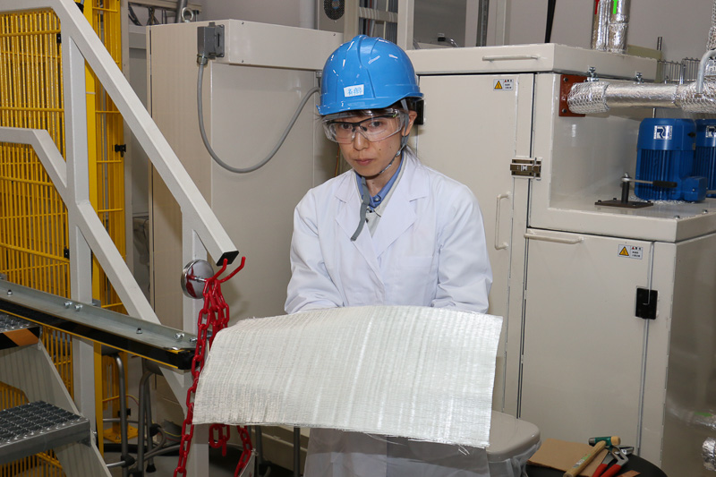 成型実演がスタート。まずはガラス繊維プリフォームを大型成形機の金型にセット