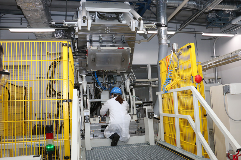 成型実演がスタート。まずはガラス繊維プリフォームを大型成形機の金型にセット