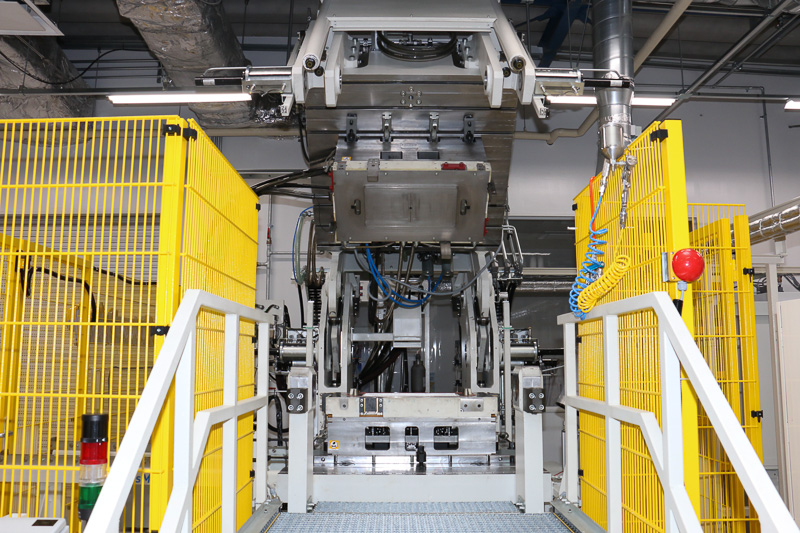 操作パネルのボタンを押して大型成形機を稼動開始