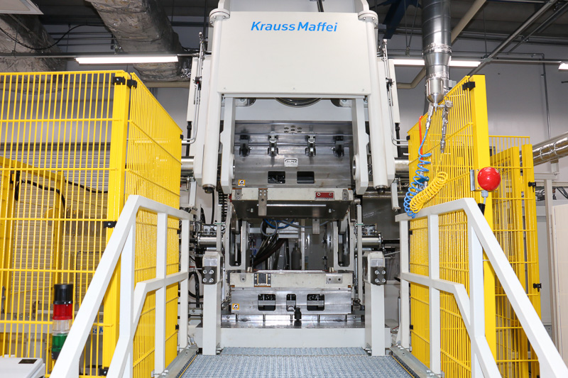 操作パネルのボタンを押して大型成形機を稼動開始