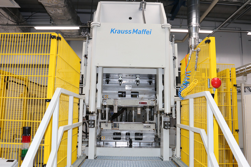 完全に閉じて密閉状態にしたあと、内部の空気を抜いて真空状態にする。これにより、ポリウレタンがガラス繊維プリフォームに瞬時に浸透する