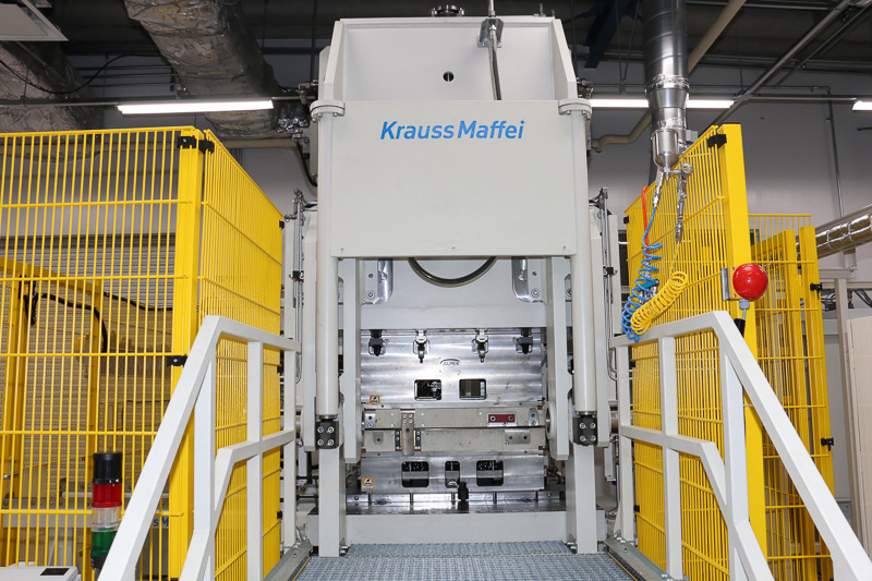 完全に閉じて密閉状態にしたあと、内部の空気を抜いて真空状態にする。これにより、ポリウレタンがガラス繊維プリフォームに瞬時に浸透する