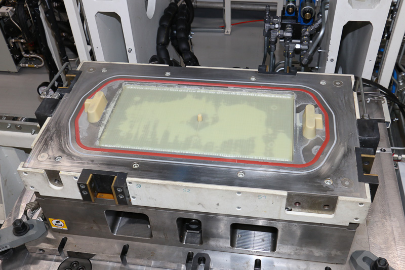 ガラス繊維を使ったGFRPが完成。できあがりの直後は温度が100℃ほどになっており、素手では触れない