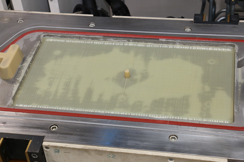 ガラス繊維を使ったGFRPが完成。できあがりの直後は温度が100℃ほどになっており、素手では触れない