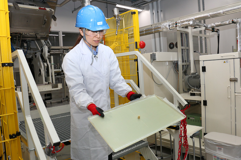 ガラス繊維を使ったGFRPが完成。できあがりの直後は温度が100℃ほどになっており、素手では触れない