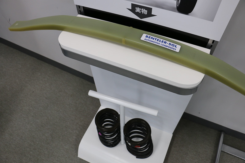 一般的なコイル式のスプリングも用意され、それぞれを実際に持ち上げて重さを比較できるようになっていた。4.5kgの軽量化となっており、重量はほぼ半減している