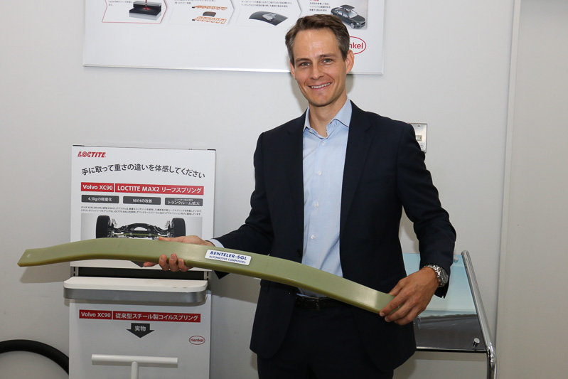 コンポジット製リーフスプリングの軽量さをアピールする独ヘンケル 自動車用子歩じっとプロジェクト統括マネジャーのフランク・カーステン氏