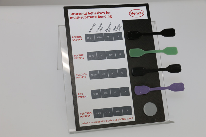 接着剤やシーリング材の製品サンプル。CFRPパネルの上にほかのコンポジット素材のパーツを接着剤で接合しており、手に持って実際の強度を確認できる