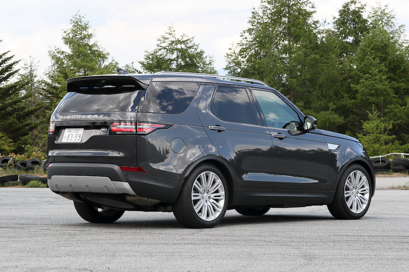 撮影車はV型6気筒DOHC 3.0リッターディーゼルターボエンジンに8速ATを組み合わせ、4輪を駆動する「ディスカバリー HSE LUXURY」（901万円）。ボディサイズは4970×2000×1895mm（全長×全幅×全高）。ホイールベース2925mm。従来モデルからホイールベースを40mm延長し、室内空間を拡大した。アプローチアングルは34度、ランプブレークオーバーアングルは27.5度、ディパーチャ―アングルは30度、最大渡河水深は900mm