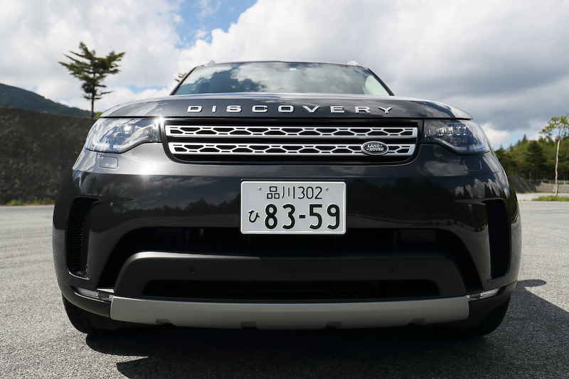 エクステリアではディスカバリーシリーズの伝統的なデザインであるボディと同色のCピラー、ステップドルーフ、左右非対称のリア・ナンバープレート・パネルなどを継承しつつ、新たなデザイン言語を採用。シグネチャー入りのLEDヘッドライトや20インチ 10スプリットスポークデザインのアロイホイールを装着するとともに、50～80km/hの範囲で荒れた路面を走行する場合に車高を40mm上昇させ、さらに50km/h未満で過酷なオフロードを走行する際などに車高を最大115mmまで上昇させる最新のエアサスペンションシステムを装備