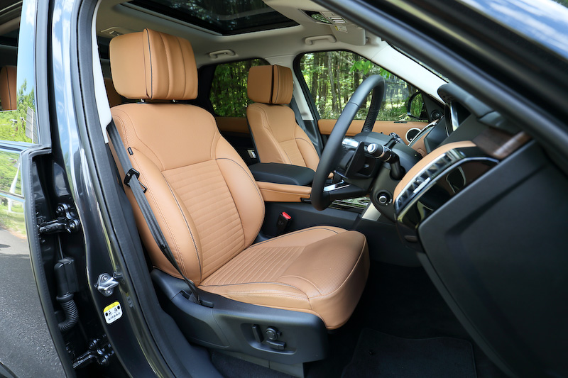 3列シートレイアウトを採用