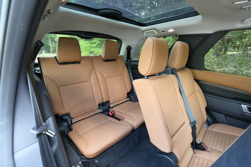 3列シートレイアウトを採用