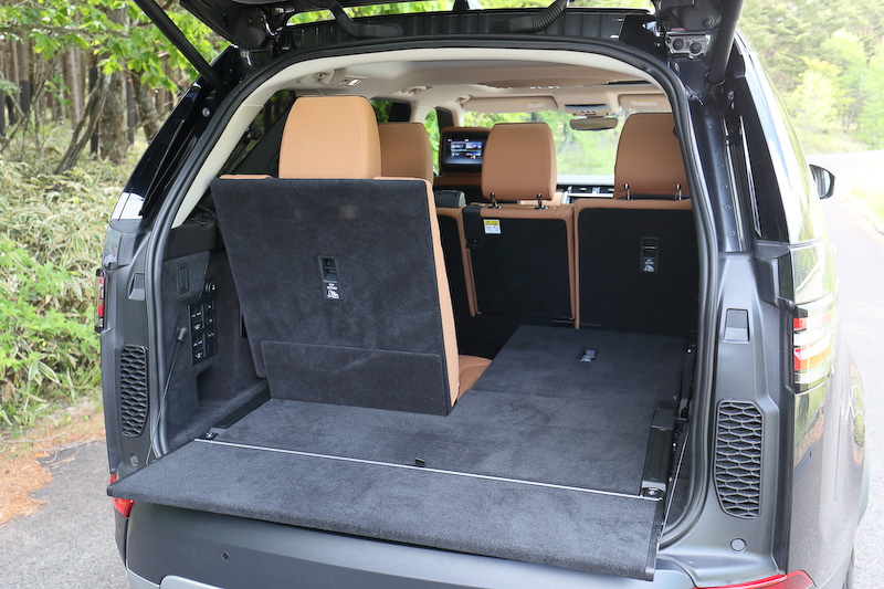 シートアレンジ次第でラゲッジスペースは最大2406Lまで拡大できる