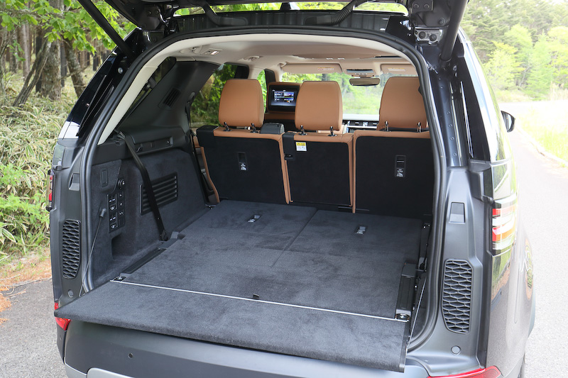 シートアレンジ次第でラゲッジスペースは最大2406Lまで拡大できる