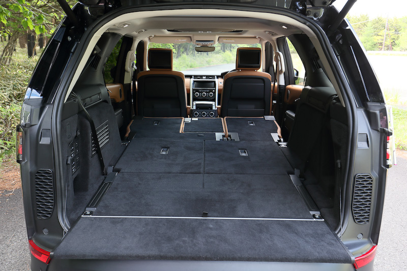 シートアレンジ次第でラゲッジスペースは最大2406Lまで拡大できる