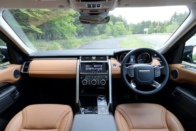 インテリアは大人7人が快適に座れるようレッグルームは2列目シートで954mm、3列目シートで851mmを確保。コネクティビティ機能も強化され、10.2インチのタッチスクリーン式インフォテインメントシステム「InControl Touch Pro」を標準装備。オプションでロードサイドアシスタンスが必要になった場合や乗員の急病時に、車内上部のボタンを押すことでオペレーターと会話ができたり、専用アプリを介して車両位置情報やトリップデータ、ドアやウィンドウの開閉状況の確認が行なえる通信機能を搭載することも可能