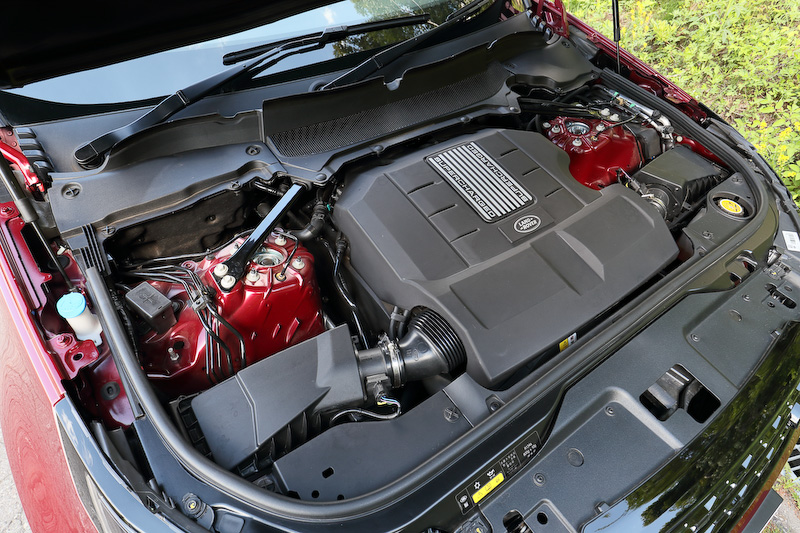 こちらはガソリン仕様のV型6気筒DOHC 3.0リッタースーパーチャージャーエンジン。最高出力は250kW（340PS）/6500rpm、最大トルクは450Nm/3500rpmを発生する