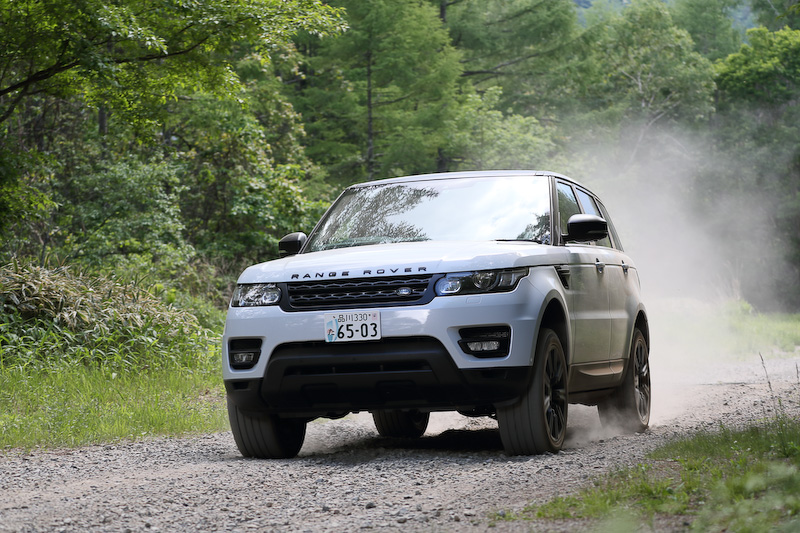 オフロードコースでディスカバリー（左）、レンジローバー（中）、レンジローバー スポーツ（右）の乗り比べができた