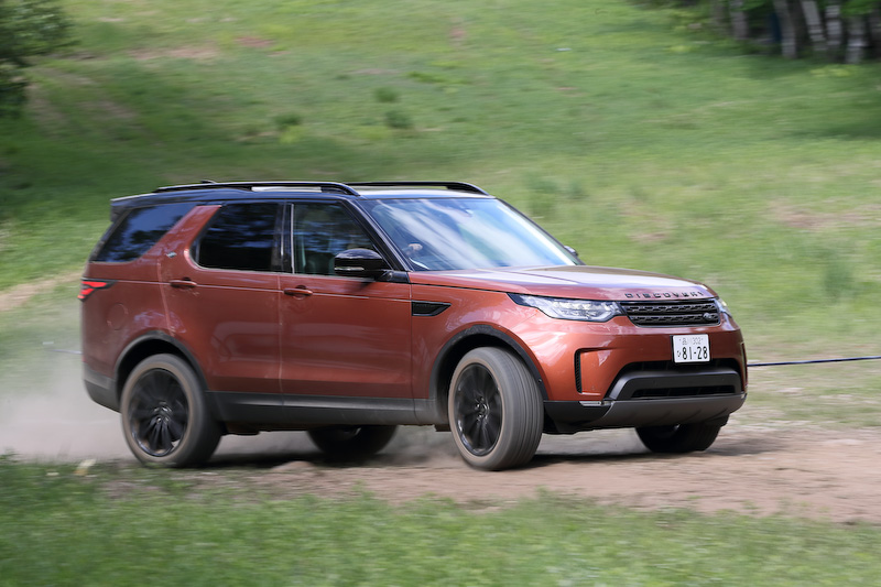 オフロードコースでディスカバリー（左）、レンジローバー（中）、レンジローバー スポーツ（右）の乗り比べができた