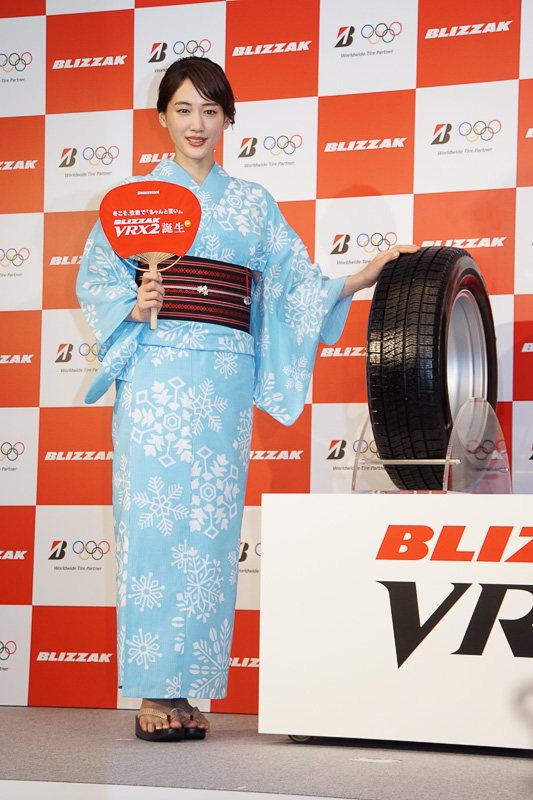 女優の綾瀬はるかさんが浴衣姿でブリヂストン2017年冬タイヤ新商品発表会に登場