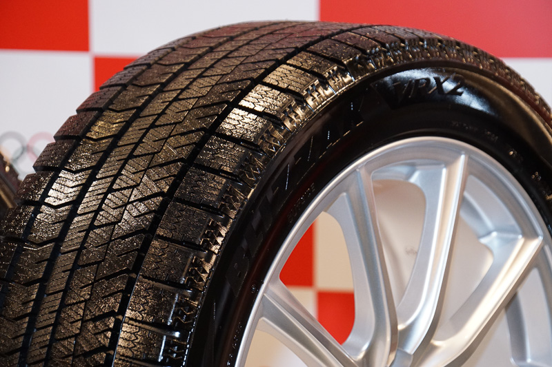 135/80 R12 68Q～245/40 R20 95Qの全109サイズを用意するBLIZZAK VRX2