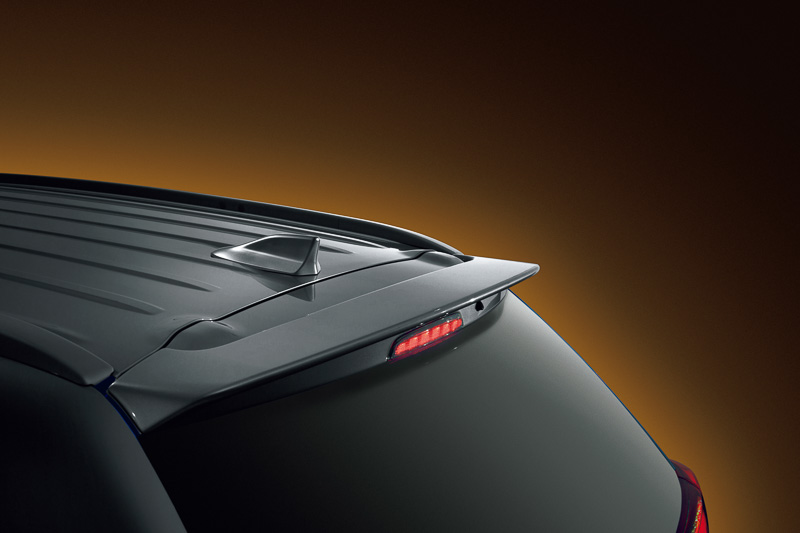 「ACTIVE GEAR コンプリートパッケージ」に含まれる「テールゲートスポイラー」「『ACTIVE GEAR』ロゴのアルミホイールデカール」「専用フロアマット（ブラック＆オレンジ）」