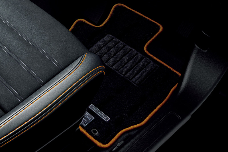 「ACTIVE GEAR コンプリートパッケージ」に含まれる「テールゲートスポイラー」「『ACTIVE GEAR』ロゴのアルミホイールデカール」「専用フロアマット（ブラック＆オレンジ）」