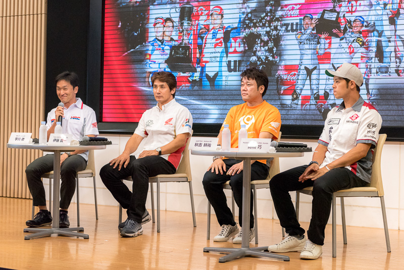 ゲストとして招かれた、左からホンダ・レーシング 宇川徹氏、Team SuP Dream Honda 伊藤真一選手、au＆テルル・Kohara RT 秋吉耕佑選手、MuSASHi RT HARC-PRO. Honda 高橋巧選手