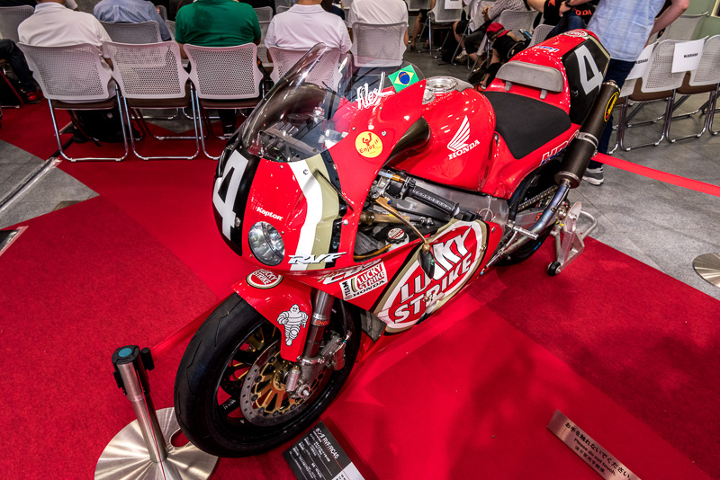 1999年 RVF/RC45（ラッキーストライク ホンダ）