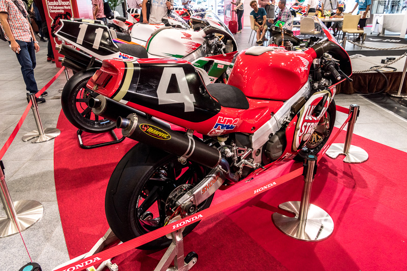 1999年 RVF/RC45（ラッキーストライク ホンダ）