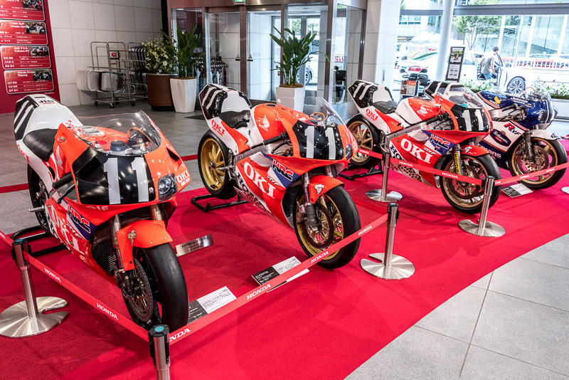 「鈴鹿8耐 40周年特別展示」として、1981年～2007年に出場したマシン14台の展示を7月25日まで実施