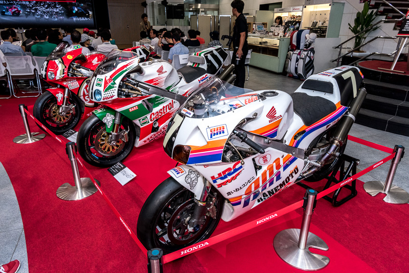 「鈴鹿8耐 40周年特別展示」として、1981年～2007年に出場したマシン14台の展示を7月25日まで実施