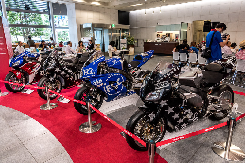 「鈴鹿8耐 40周年特別展示」として、1981年～2007年に出場したマシン14台の展示を7月25日まで実施